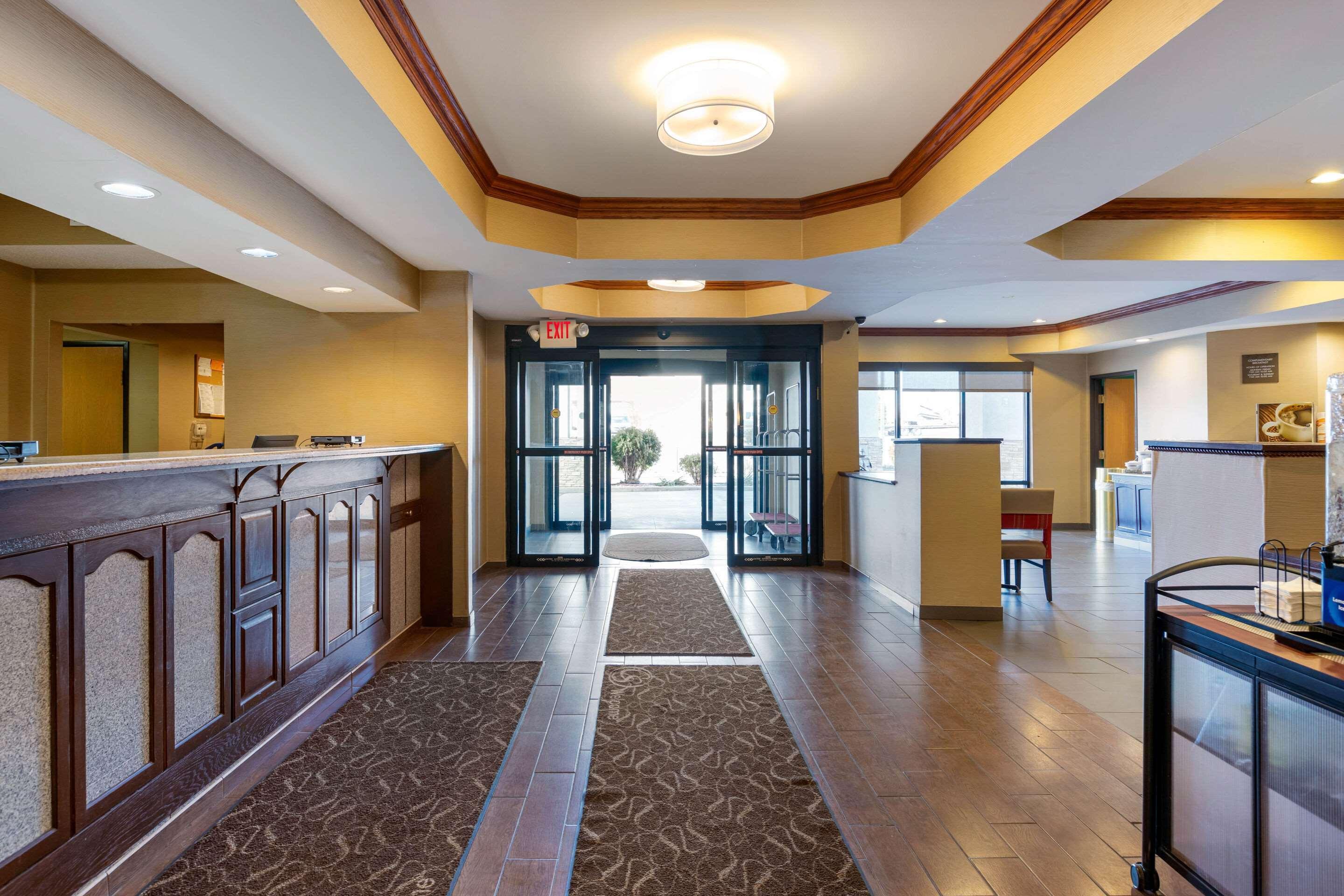 Comfort Suites South Haven Near I-96 Dış mekan fotoğraf