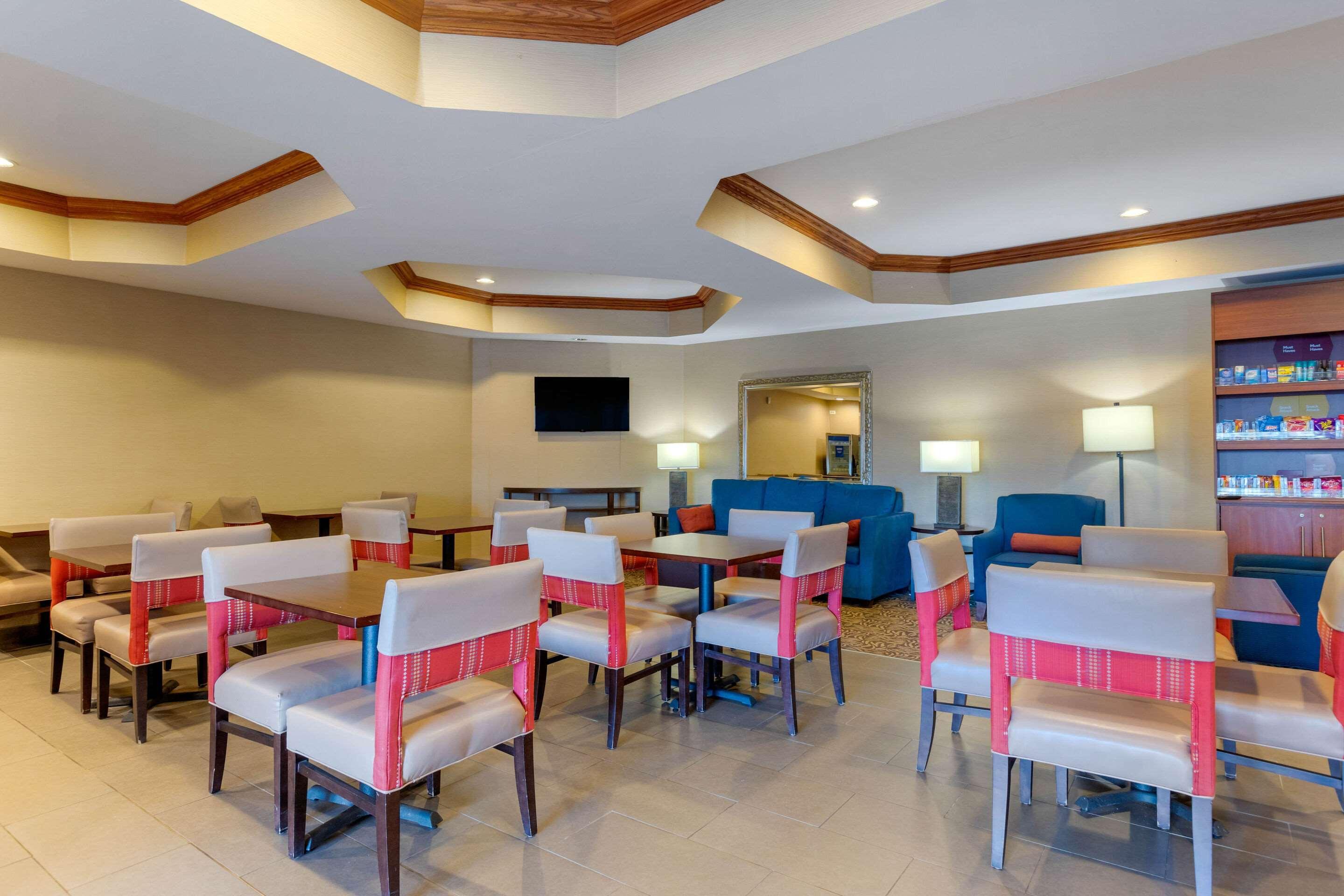 Comfort Suites South Haven Near I-96 Dış mekan fotoğraf