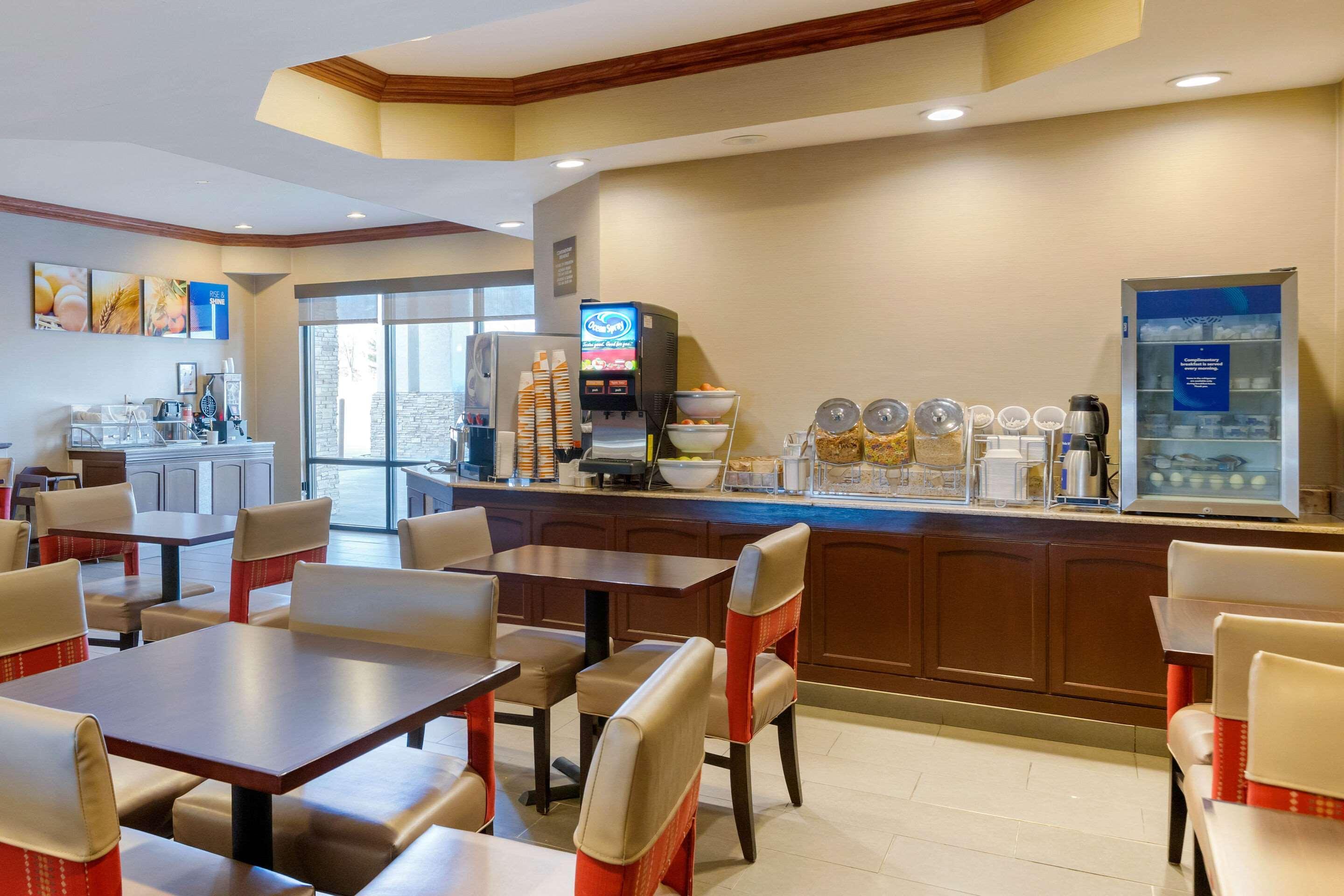 Comfort Suites South Haven Near I-96 Dış mekan fotoğraf