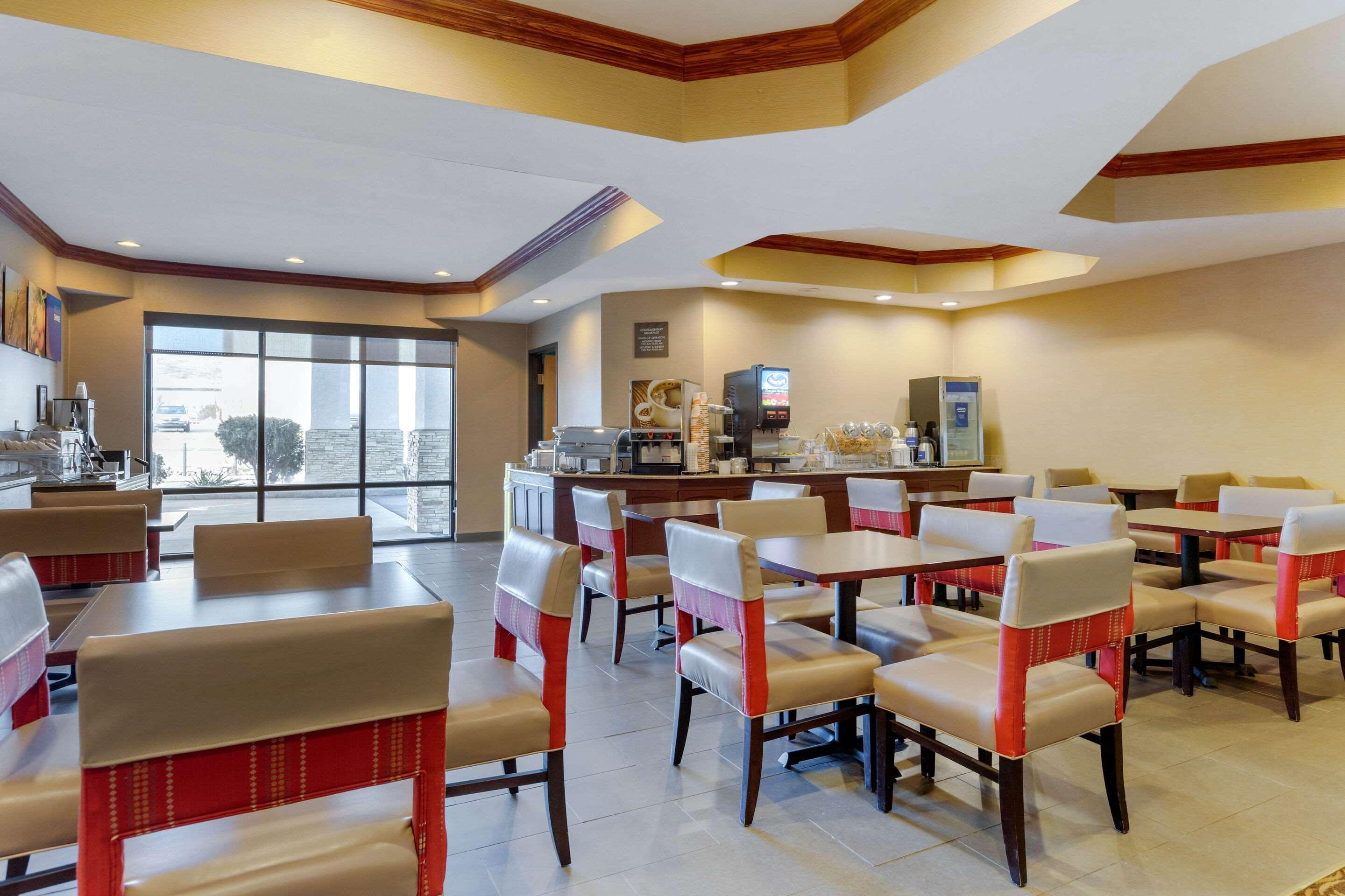 Comfort Suites South Haven Near I-96 Dış mekan fotoğraf